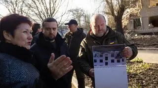 Kyryło Tymoszenko (w środku) w czasie wizyty w Mikołajowie. Zdjęcie z 22 grudnia 2022 roku 