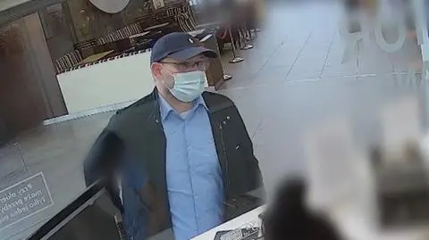 Kradzież 300 tysięcy złotych. Jedna osoba zatrzymana, policja poszukuje jeszcze mężczyzny z nagrania