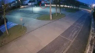 Monitoring nagrał kobietę, która wyrzuciła na chodniku śmieci 