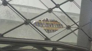 przez szklany element wlatuje woda 