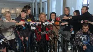 Osoby z niepełnosprawnościami i ich opiekunowie zawiesili protest w Sejmie