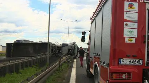 Przed bramkami na autostradzie przewróciła się ciężarówka. Na jezdnię wysypał się miał węglowy