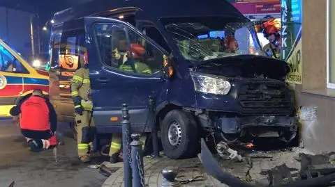 "Z nieustalonych przyczyn zjechał w lewo". Bus uderzył w budynek
