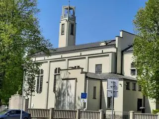 Na Dojlidach można podziwiać chociażby modernistyczny kościół wzniesiony w latach 1949-55