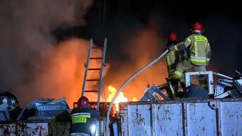 Pożar składowiska elektrośmieci. "Baterie wybuchały i wystrzeliwały ognistymi kulami"