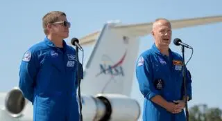  Robert Behnken i Douglas Hurley na konferencji prasowej w Kennedy Space Center