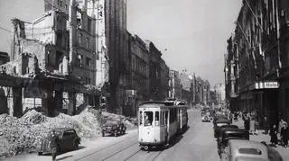 Po lewej ruiny dawnego kina Capitol