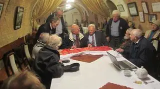 18.11| - To dla mnie duże wyzwanie i odpowiedzialność – mówi Sebastian Kawa, który postanowił przelecieć szybowcem nad Himalajami. Ale nie mówi o locie, tylko o szalu, który zabiera w podróż. Po wyprawie zostanie on bowiem zlicytowany na rzecz budowanej we Wrocławiu kliniki chemioterapii.