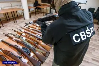Policjanci zabezpieczyli 146 jednostek różnej broni, ponad 30 sztuk istotnych elementów broni oraz ponad 2 tys. sztuk amunicji