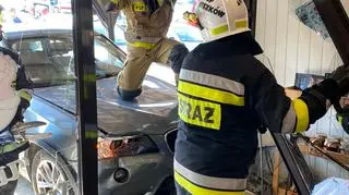 Kobieta wjechała samochodem w witrynę sklepu