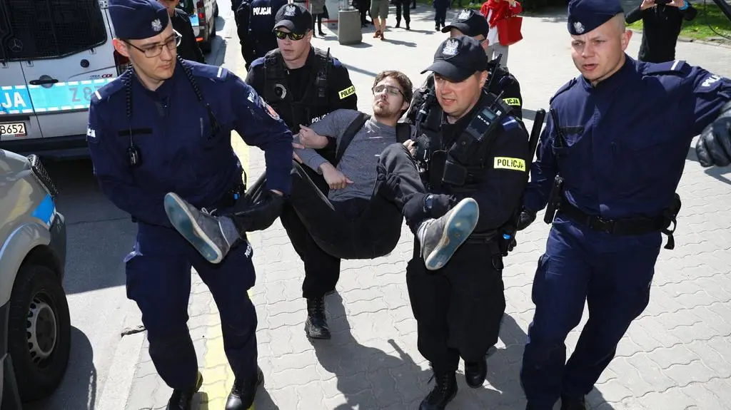 Trwa protest przed siedzibą KRS