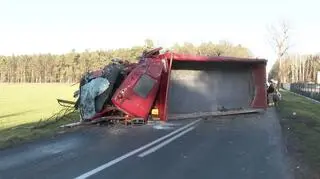 Ciężarówka leży w poprzek drogi 