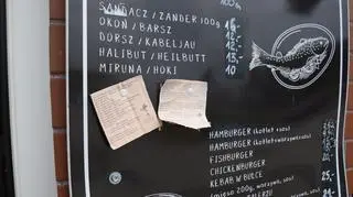 Restaurator ze Stepnicy wywiesił certyfikaty potwierdzające, że podawane przez niego ryby nie pochodzą z Zalewu Szczecińskiego