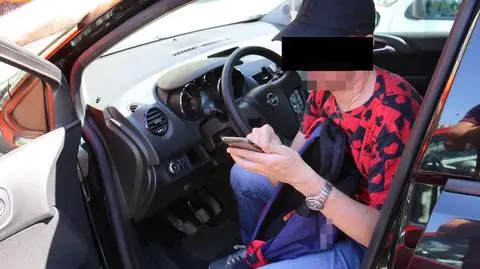 Emeryci zatrzymali na parkingu pijanego kierowcę