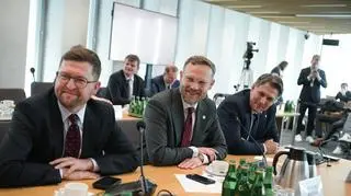 Komisja większością głosów wykluczyła ze swojego składu Zbigniewa Boguckiego (w środku) 