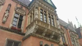 Ratuszowe figury karzące hulaszczych mieszczan