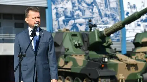 Mariusz Błaszczak podczas wizyty na 30. Międzynarodowym Salonie Przemysłu Obronnego w Kielcach w przeddzień otwarcia targów