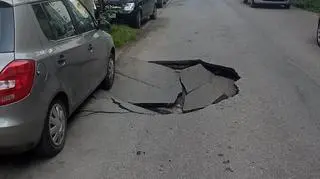 Na ulicy zapadł się sporych rozmiarów fragment jezdni