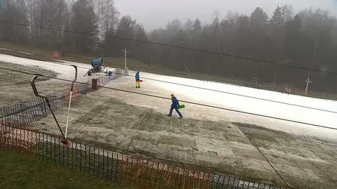 Wyciąg zamknięty, bilety są, ale za parking. Na sankach sto osób