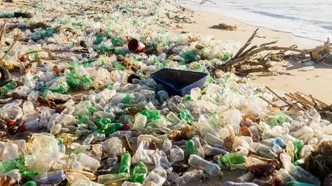 "Niemal idealny plastik". Wynalazek chińskich naukowców rozkłada się pod wpływem światła i powietrza