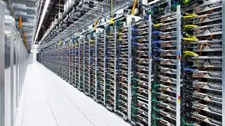 Wszystkie serwery są łączone z infrastrukturą kablami w czterech określonych kolorach, tak aby było łatwiej się orientować technikom