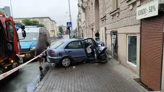 Bez uprawnień i z promilami uderzył w ścianę sklepu