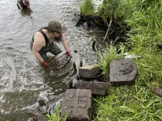 Płyty i fragmenty nagrobków trafiły do lapidarium