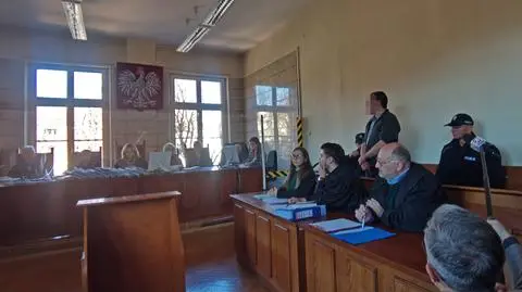 Twierdzi, że bał się bijących się na jezdni ludzi. Kierowca autobusu przed sądem za zabójstwo