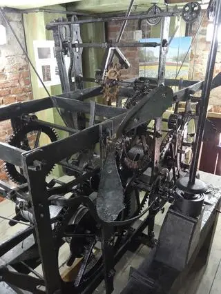 Zegar składa się z trzech mechanizmów, połączonych ze sobą dźwigniami