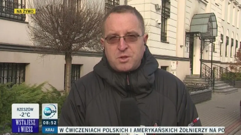 Przejazd motocyklem przez galerię