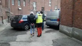 Kobieta w trakcie doprowadzenia do prokuratury