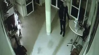 Złodziej odsuwa stolik