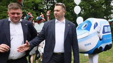 Willa plus. Za dotację już kupili tron, łoże, zydle... Mają jeszcze prośbę do ministra