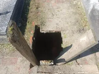 Strop, który zapadł się pod mężczyzną