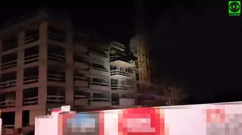 Nocny pożar na Bemowie. Zapaliły się odpady na dachu budowanego bloku
