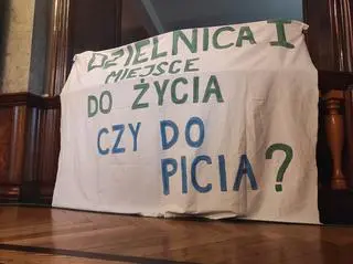 Transparenty mieszkańców podczas sesji Rady Miasta Krakowa
