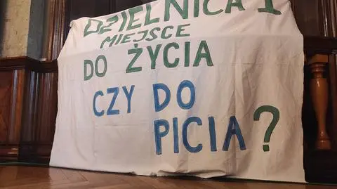 Transparenty mieszkańców podczas sesji Rady Miasta Krakowa