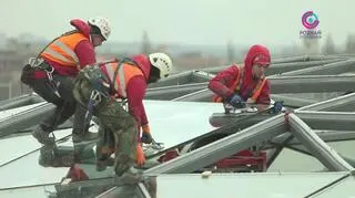 Montaż szklanych tafli na kopule