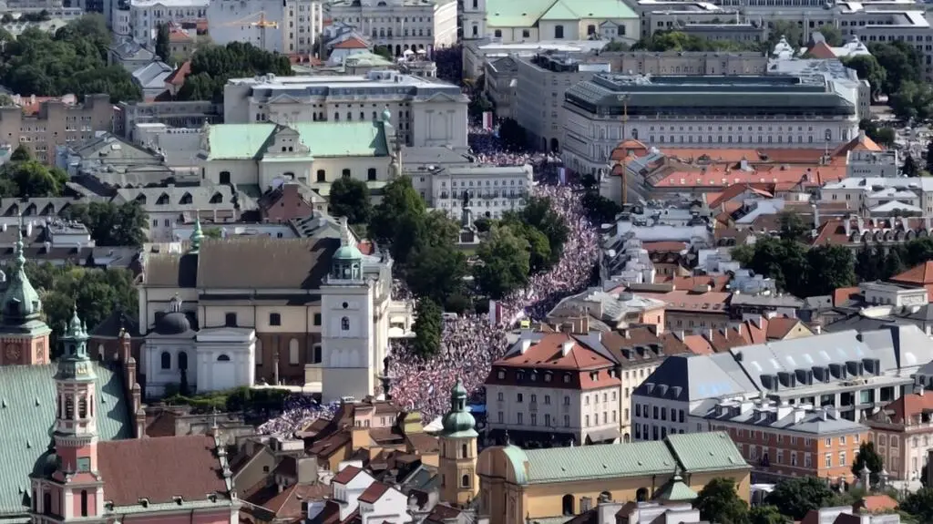 Aktualnie czytasz: Tłum gęsto wypełniający ulicę. Tak wyglądał marsz na końcowym odcinku. Nagranie z drona