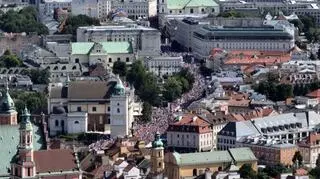 Aktualnie czytasz: Tłum gęsto wypełniający ulicę. Tak wyglądał marsz na końcowym odcinku. Nagranie z drona