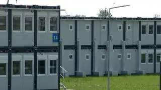 Kompleks z miasteczkiem kontenerowym na terenie budowy