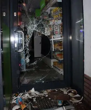 Mężczyzna włamał się do sklepu za pomocą betonowego bloczka