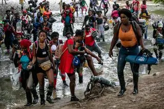 Migranci w okolicy kolumbijskiego miasta Acandi, przechodzący przez rzekę na terenie przesmyk Darien (zdjęcie z 7 października 2021 roku)