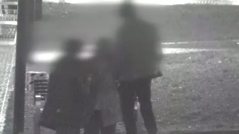 Pił wódkę z kolegami na ulicy i do razu wsiadł za kierownicę Audi