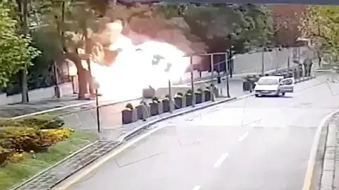 Zamachowiec podbiega do bramy ministerstwa, dochodzi do wybuchu. Nagranie z monitoringu