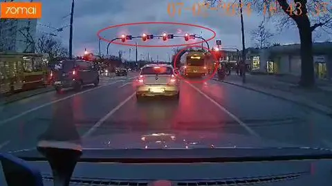 Autobus zamiast się zatrzymać przyspieszył. Przejechał na czerwonym świetle