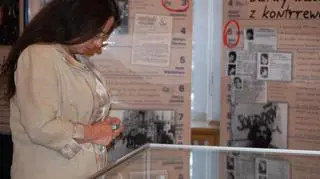 Zwiedzający wystawę