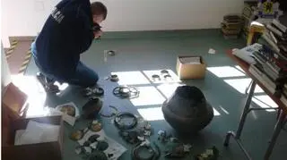 Skarb ozdób brązowych kultury łużyckiej z Miastka. Wykopany nielegalnie, odzyskany przez policję. 