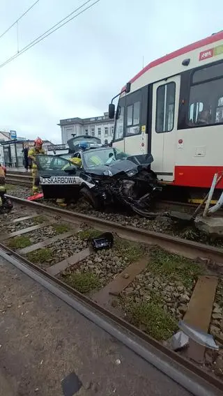 Zderzenie tramwaju z samochodem Służby Celno-Skarbowej