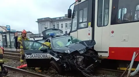 Radiowóz wjechał pod tramwaj. Trzy osoby w szpitalu